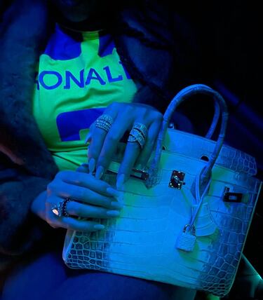 Georgina cambia de ‘look’ en Arabia Saudí