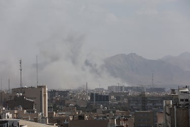 El humo se eleva tras una explosión, después de que Israel y Estados Unidos lanzaran ataques contra Irán, en Teherán, Irán.