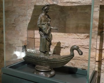 Diosa Greco Romana que personifica al río Sena en la mitología y que sirvió de inspiración durante la ceremonia de apertura.
