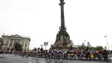 El pelotón circula por Barcelona en la sexta etapa del Tour de Francia 2009, que partió de Girona.