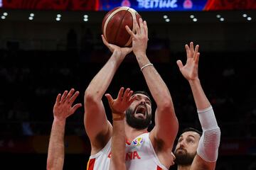 Entrada a canasta del pívot español Marc Gasol. 