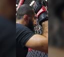 Campeón de la UFC entrenó con la camiseta de un club chileno y las redes explotaron