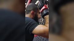 Campeón de la UFC entrenó con la camiseta de un club chileno y las redes explotaron