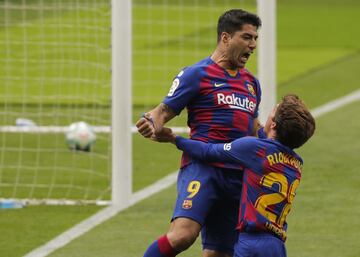 El jugador del Barcelona, Luis Suárez, celebra el 1-2 al Celta de Vigo con Riqui Puig. 