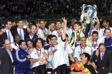 En su primera temporada 1999/2000, se convirtió además en el portero más joven en jugar y ganar, una Final de Liga de Campeones, al lograr «La Octava» para el club.