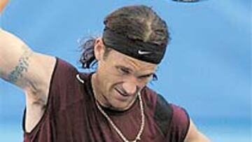 <b>FRUSTRACIÓN. </b>Moyá cometió muchos errores y de ello se aprovechó su rival, el chileno Massú.