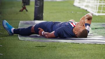 Soccer Football - Ligue 1 - Paris St Germain v Toulouse - Parc des Princes, Paris, France - August 25, 2019 Paris St Germain's Kylian Mbappe reacts after sustaining an injury REUTERS/Charles Platiau