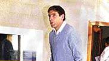 Martín Palermo, con muletas.