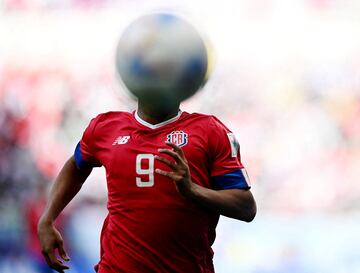 El jugador de Costa Rica, Jewison Bennette, corre detrás del balón durante el encuentro frente a Japón.