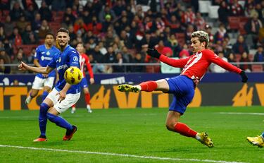 1-0. Centro lateral de Rodrigo Riquelme desde la derecha, el balón supera a los centrales y Antoine Griezmann remata a bocajarro el primer tanto.