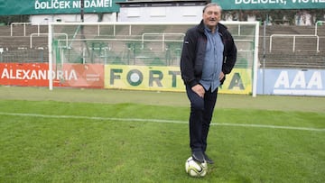 Panenka, posa para As en el estadio Bohemians de Praga.