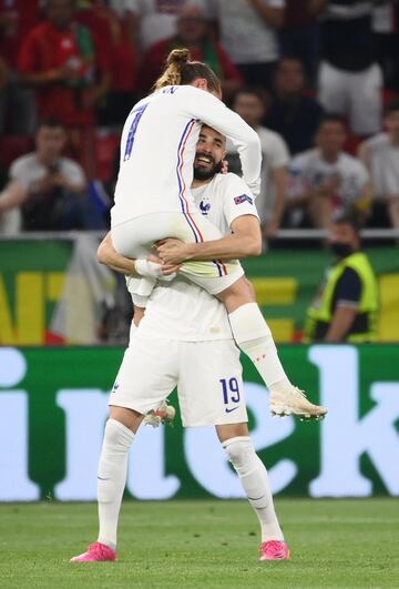 1-2. Karim Benzema celebra el segundo gol con Antoine Griezmann.