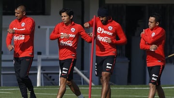 Futbol, entrenamiento de la seleccion chilena.
Los jugadores de la seleccion chilena, de izquierda a derecha, Arturo Vidal, Matias Fernandez, Jean Beausejour y Fabian Orellana son fotografiados durante el entrenamiento en el complejo deportivo Juan Pinto