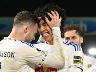 Leeds United's Japanese midfielder #22 Ao Tanaka (C) celebrates with Leeds United's Swedish defender #03 Gabriel Gudmundsson (L) after scoring Leeds' second goal during the English Premier League football match between Leeds United and Chelsea at Elland Road in Leeds, northern England, on December 3, 2025. (Photo by Oli SCARFF / AFP) / RESTRICTED TO EDITORIAL USE. No use with unauthorized audio, video, data, fixture lists, club/league logos or 'live' services. Online in-match use limited to 120 images. An additional 40 images may be used in extra time. No video emulation. Social media in-match use limited to 120 images. An additional 40 images may be used in extra time. No use in betting publications, games or single club/league/player publications. /