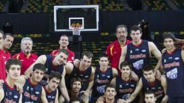 <b>A LA CONQUISTA DEL ORO. </b>Arriba, de izquierda a derecha: Sala (ayudante), Betolaza (fisio), Cotolí (preparador físico), Álvarez (jefe de equipo), Salas (médico), Joan Tomás, Llovet, Arteaga, Orenga (entrenador), Lorenzo, Franch, Pozas, Peñarroya (ayudante) y Castilla (delegado); y abajo: Arévalo, Barrera, Sastre, Jodar, Marzo, Mirotic y Simeón.