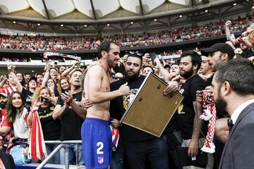 Godín recibió el homenaje de su hinchada. Le pasó el brazalete a Koke y Luiz Pereira le dio una placa con sus partidos de rojiblanco.