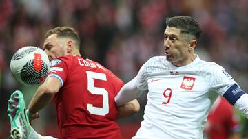 Warsaw (Poland), 17/11/2023.- Robert Lewandowski (R) of Poland and Vladimir Coufal (L) of Czech Republic in action during the UEFA EURO 2024 qualifying soccer match between Poland and the Czech Republic in Warsaw, Poland, 17 November 2023. (República Checa, Polonia, Varsovia) EFE/EPA/Leszek Szymanski POLAND OUT
