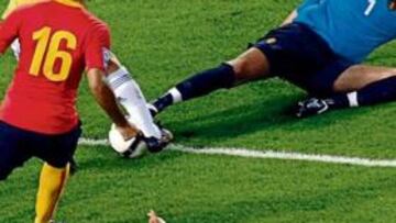 <b>OBRA DE ARTE.</b> Momento en el que don Andrés Iniesta hace el regate de la cuerda ante el portero belga y consigue el gol que estableció la igualada.