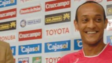 <b>FICHAJES.</b>El defensa sudafricano Nasief Morris, procedente del Panathinaikos griego, ha sido presentado hoy como nuevo jugador del Recreativo de Huelva.