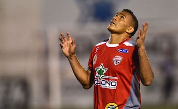 Jugó sus primeros seis años en la Liga de Costa Rica, hasta que en 2014 se aventuró a viajar hasta la India para defender el escudo del Churchill Brothers. Ahí permaneció solo un año.  