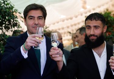 Brindis entre el presidente Ángel Haro y Fekir.