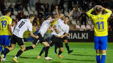 IRÚN (GIPUZCOA), 13/11/2022.- Los jugadores del Real Unión celebran el segundo gol del equipo irundarra durante el encuentro correspondiente a la primera eliminatoria de la Copa del Rey que disputan hoy domingo frente al Cádiz en el Stadium Gal de Irún. EFE / Juan Herrero.
