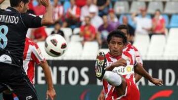 <b>DEFENSA VETERANO. </b>Santi Acasiete despeja un balón ante el malaguista Fernando en el derbi del pasado domingo.