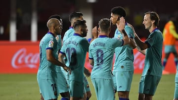 Felicitaciones de los jugadores del Barça.