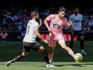VALENCIA, 05/04/2026.- El defensa del Celta Sergio Carreira (d) disputa un balón con el centrocampista del Valencia Luis Rioja (i) durante el partido de la jornada 30 de LaLiga EA Sports entre Valencia CF y Celta de Vigo, este domingo en el estadio de Mestalla, en Valencia. EFE/ Ana Escobar