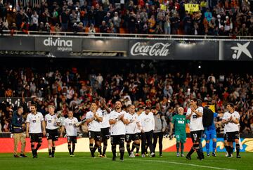 Los jugadores del Valencia saludan a los aficionados que se desplazaron a Mestalla tras finalizar el encuentro.