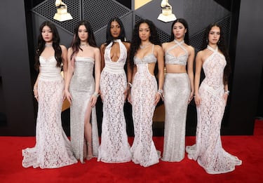 Katseye posan en la alfombra roja.