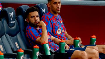 Alba, sentado en el banquillo del Barça junto a Sergio Busquets.