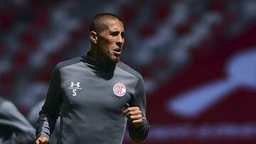 El defensor de Toluca podría continuar su carrera en el fútbol español, junto a Marcelo Barovero.