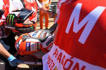 Jorge Lorenzo perdió el control de su moto en la primera curva del Gran Premio Premio de Aragón y abandonó la carrera tras una aparatosa caída.