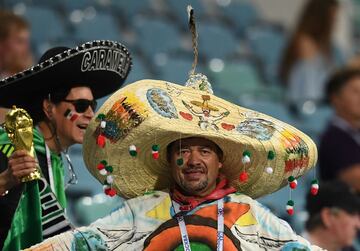 Aficionados mexicanos apoyan a su equipo en el partido de semifinales entre Alemania y México de la Copa Confederaciones 2017 jugado en Rusia.
