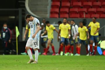 El encuentro terminó 1-1 tras los noventa minutos. Lautaro Martínez y Luis Díaz anotaron y la clasificación se definió desde los once pasos. Los de Scaloni se impusieron 3-2 y ahora jugarán la final ante Brasil. 