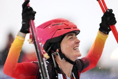 Ana Alonso celebra la medalla de bronce en una jornada histórica para el deporte de invierno español. 