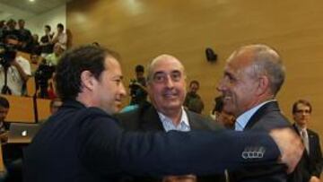 <b>CARA Y DE LA CRUZ. </b>Molinos se despidió ayer en Cornellà-El Prat.