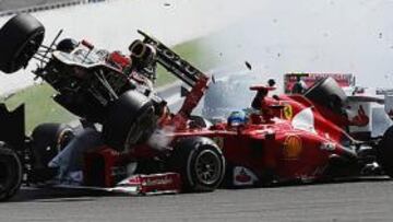 <b>UN ARRANQUE IMPACTANTE. </b>La carrera de Alonso en Spa apenas duró unos segundos, hasta que el Lotus de Grosjean y el McLaren de Hamilton impactaron con su Ferrari.
