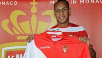 Fabinho posa con la camiseta del M&oacute;naco.