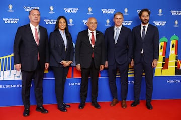 Mehmet Buyukeksi, presidente de la federación de fútbol de Turquía, entrenador Stefan Kuntz y miembro de la junta de la federación de fútbol Hamit Altıntop antes del sorteo.