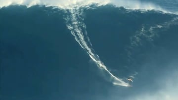 El surfista brasileño Rodrigo Koxa surfeando la ola más grande del mundo en Nazaré (Portugal).