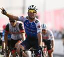 Cavendish se impone en el esperpento del UAE Tour