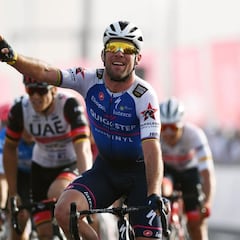 Cavendish se impone en el esperpento del UAE Tour