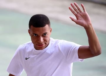 France's forward Kylian Mbappe waves as he leaves a pitch at the end of a training session at the Olympic stadium in Turin, on October 8, 2021 two days prior to the UEFA Nations League final football match between Spain and France. (Photo by FRANCK FIFE /