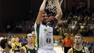 Dejan Musli machaca ante el Alba Berl&iacute;n en el torneo Costa del Sol.