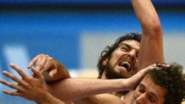<b>ESPAÑA, EN CUARTOS. </b>Pau Gasol y el serbio Vule Avdalovic pelean por un balón.
