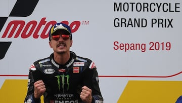 Celebración del piloto español de Monster Energy Yamaha MotoGP en el podio del Gran Premio de Malasia. Maverick Viñales lideró desde la primera vuelta en Sepang.