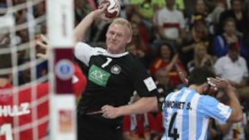 El jugador alemán Patrick Wiencek (2d) intenta marcar un gol durante el partido Alemania-Argentina, del grupo D del Mundial de balonmano de Catar 2015, en el pabellón polideportivo Lusail cerca de Doha, Catar, hoy, jueves 22 de enero de 2015.