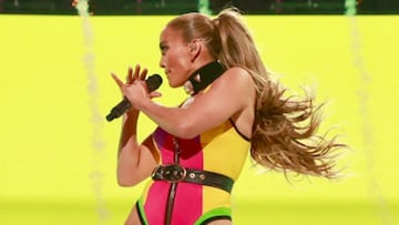 En esta imagen publicada el 2 de mayo, Jennifer Lopez se presenta en el escenario durante Global Citizen VAX LIVE: The Concert To Reunite The World en SoFi Stadium en Inglewood, California.